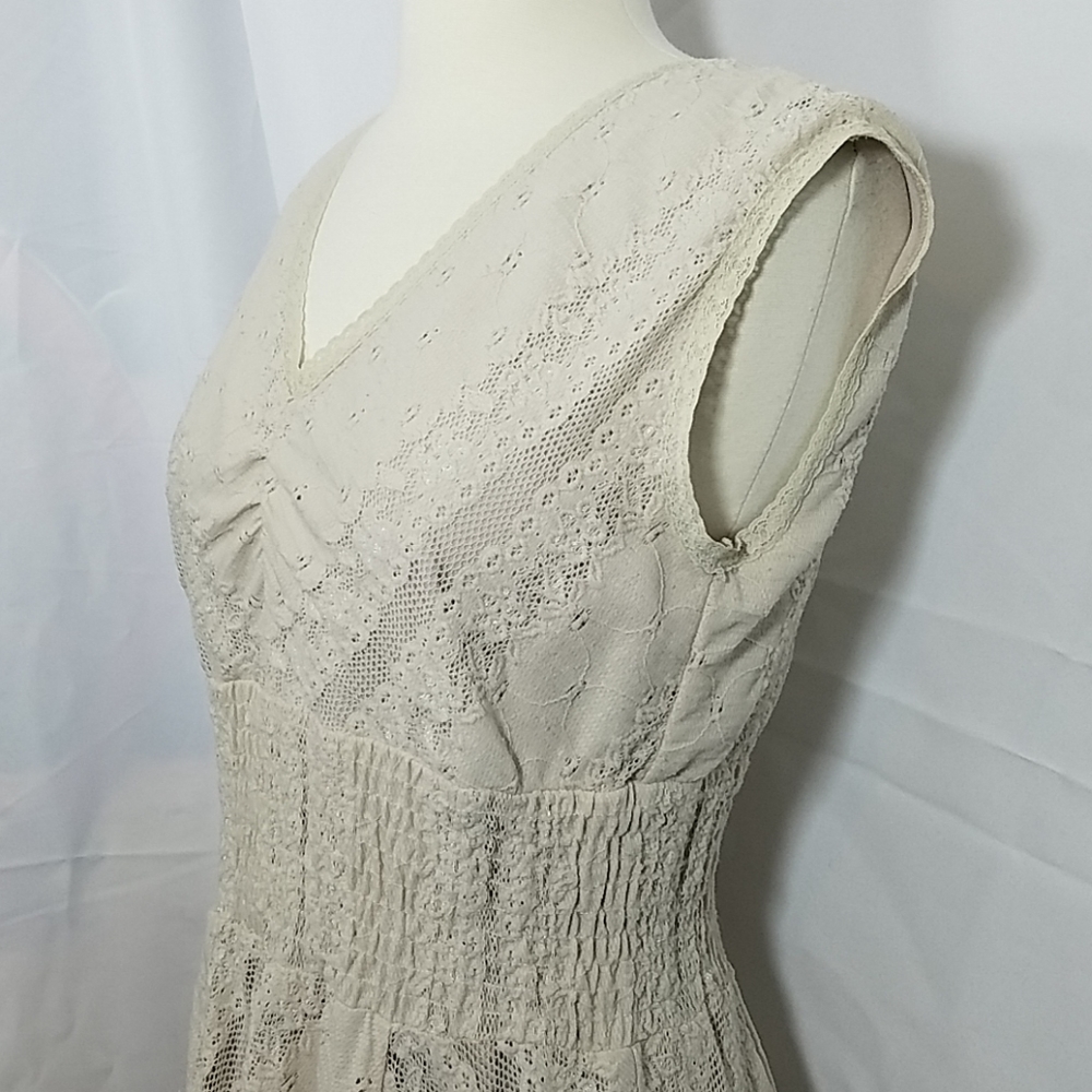 Rabbit Rabbit Rabbit Beige Lace Sleeveless Dress - Picture 4 of 8